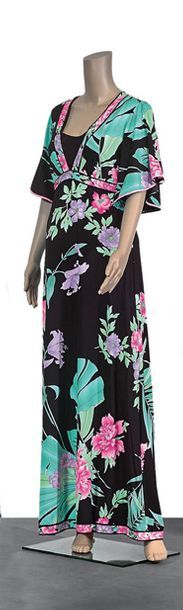 LEONARD Lot composé d'une robe, longue à fond noir imprimé de motif floral dans &hellip;