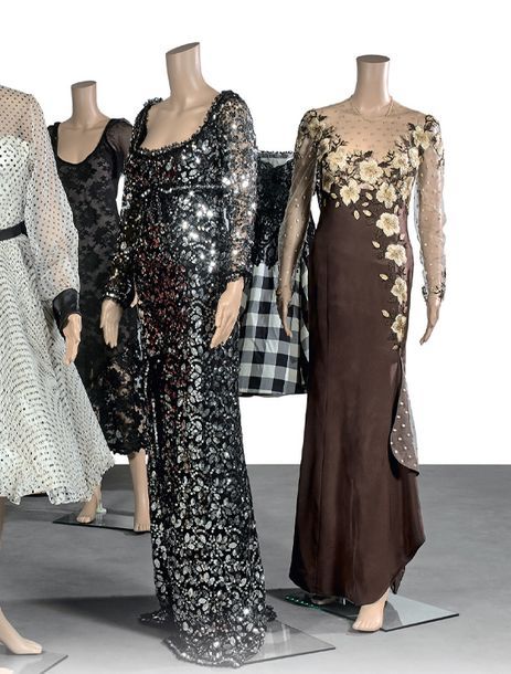 LORIS AZZARO Paris 
Lot composé de deux robes de soirée, l'une en soie marron et&hellip;