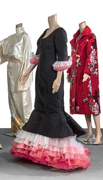 Stéphane MAHEAS Paris 
Lot composé de deux robes du soir, l'une en soie noire, e&hellip;