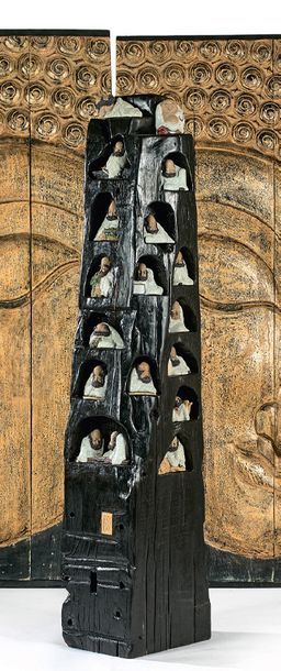 CHINE Tronc d'arbre laqué noir et sculpté de niches dans lesquelles s'insèrent d&hellip;
