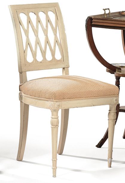Null Chaise légère en bois relaqué blanc, le dossier ajouré à croisillon, pieds &hellip;