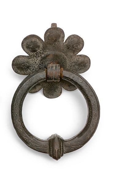 Null Heurtoir et sa platine en fer du XVIIe siècle.
L'anneau, quasiment circulai&hellip;