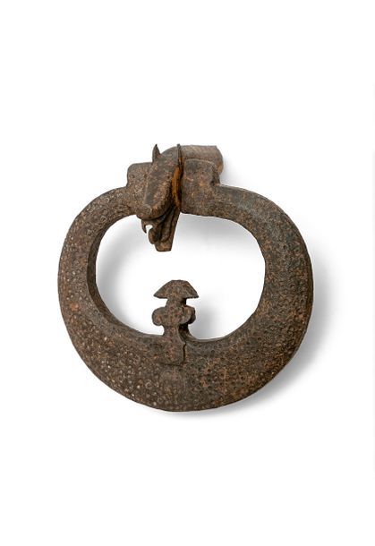 Null Heurtoir boucle en fer forgé du XVIIe siècle.
L'anneau présente la forme d'&hellip;