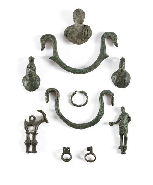 Null Ensemble de huit pièces diverses en bronze à patine de fouille: anneaux, bu&hellip;