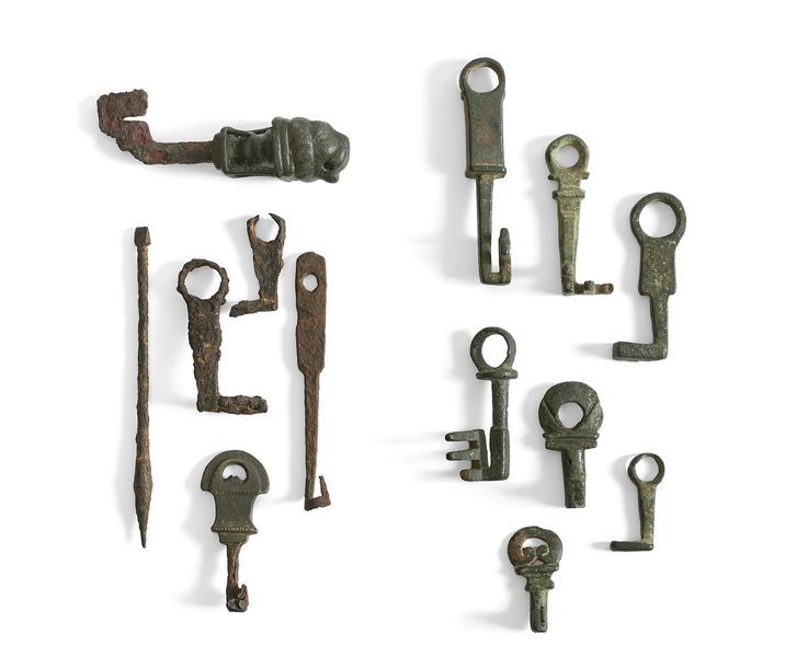 Null Lot de six pièces, cléfs romaines en bronze et fer dont une ornée d'un mufl&hellip;