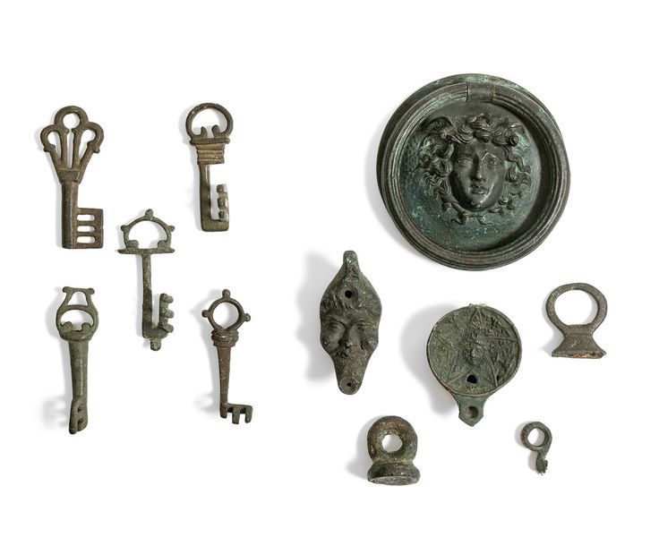 Null Lot de cinq clefs romaines et carolingiennes en bronze patiné.
Longueurs: e&hellip;