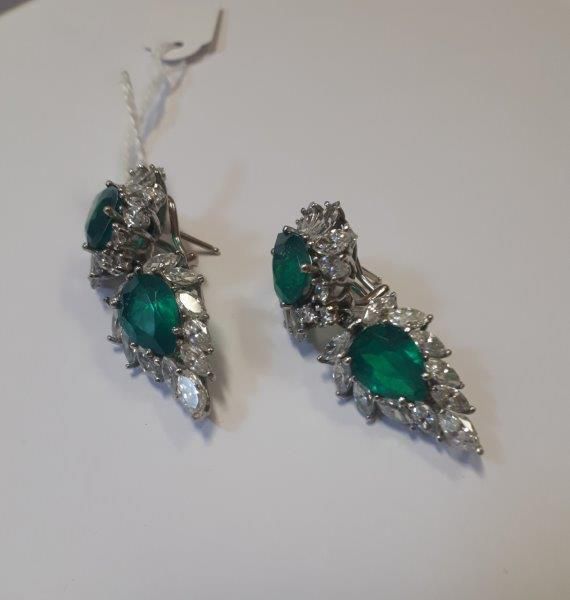 Null Pair of glass and white stones earrings.
Gross weight: 17.51 g