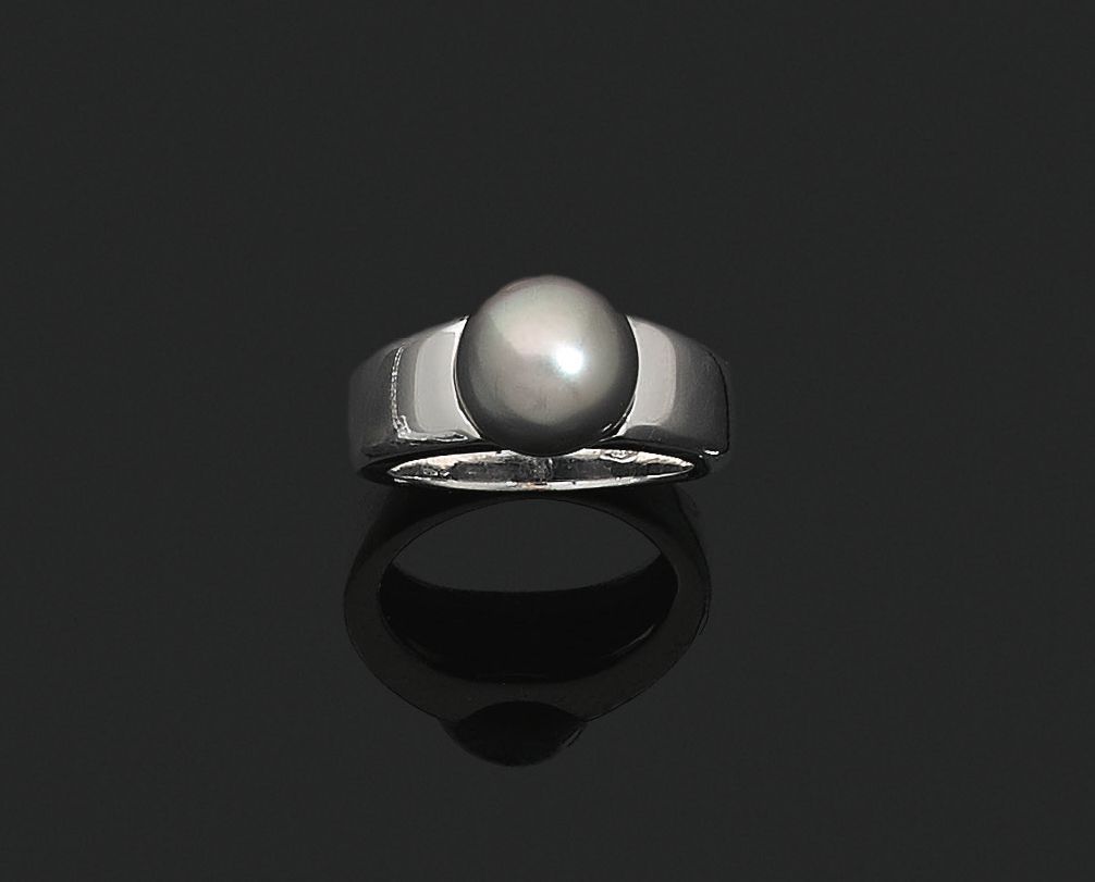 Null 18K (750‰)白金戒指，装饰有一颗大溪地养殖珍珠。
手指大小：52 - 毛重：9,64 g
在一个箱子里。