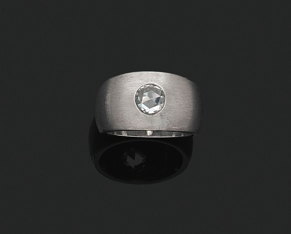 Null Bague demi-jonc en or gris 18 K (750‰) brossé, ornée d'un diamant taillé en&hellip;