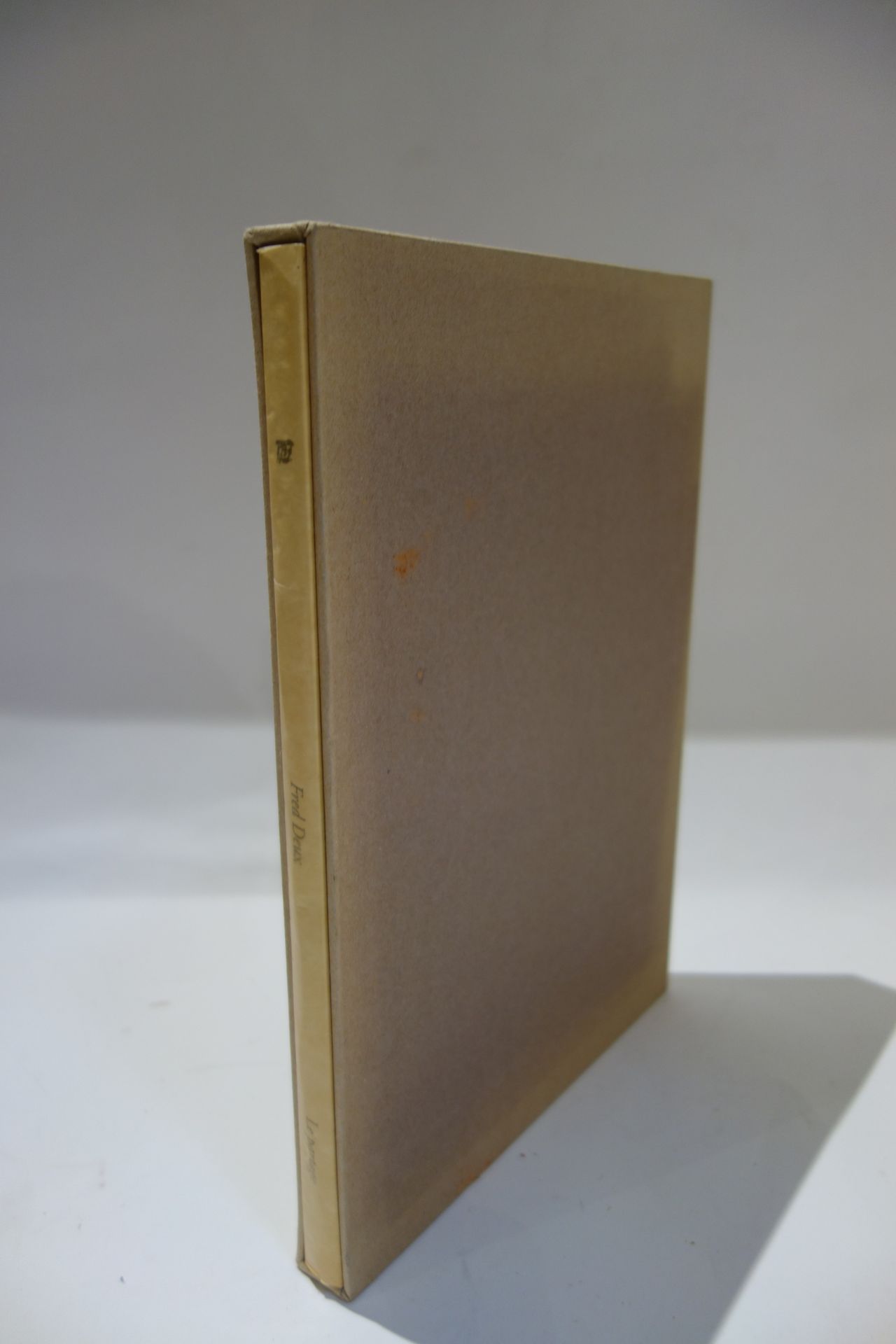 DEUX (Fred). Le partage.巴黎，差异出版社，1995年，pet.In-4，带插图封面和包装盒的单页。
，是70本首发本中的一本，有弗雷德-&hellip;