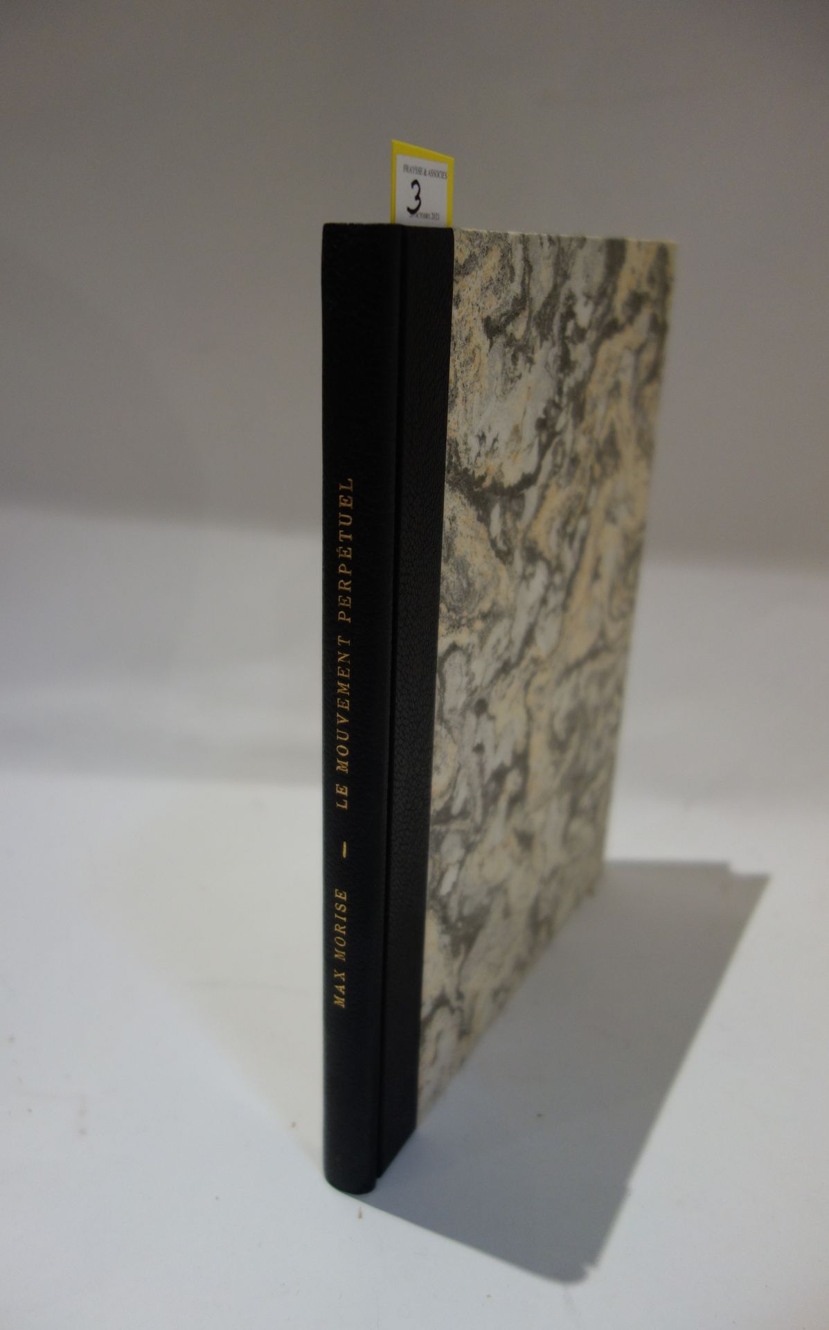 ARAGON - MORISE (Max). 周期性运动。巴黎，Gallimard，1926年，pet.In-4，黑色半排版，光滑的书脊，封面和书脊被保留。
原&hellip;