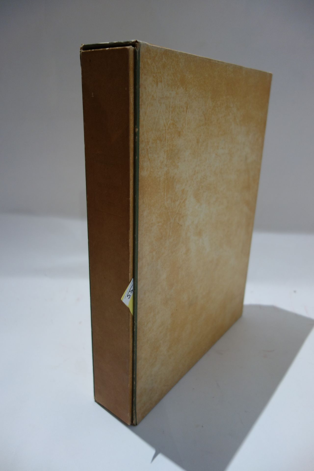LOUYS (Pierre). 比力提斯的歌谣。巴黎，Les Propylées，1947年，4开本，带印刷和未染色的封面，破旧的文件夹和滑套。
，插图为哈吉-&hellip;