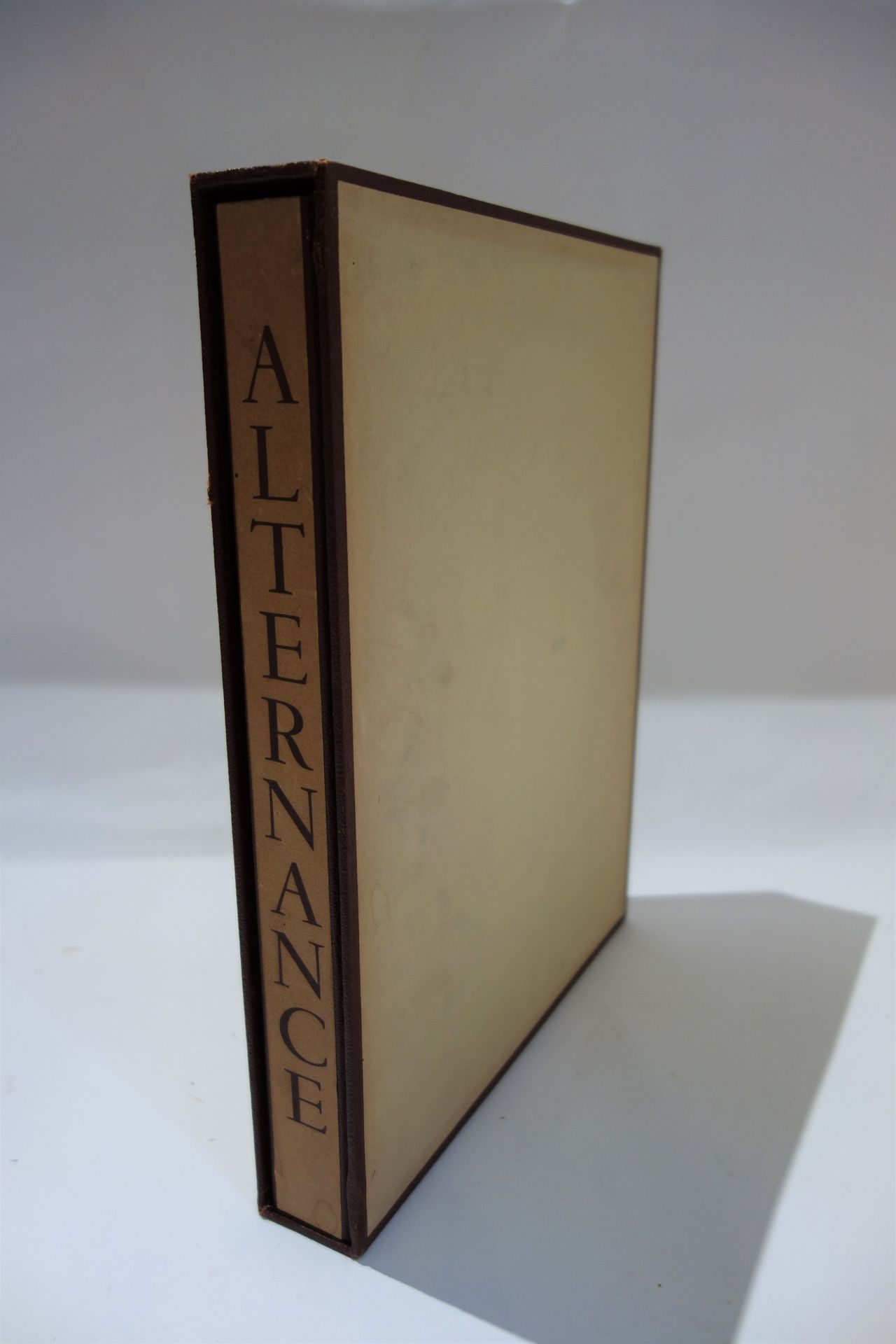 Null 补救措施。巴黎，Le Gerbier，1946年，四开本，带印刷和未染色的封面、文件夹和箱子。
原版，包括Fargue、Mauriac、Giraudo&hellip;