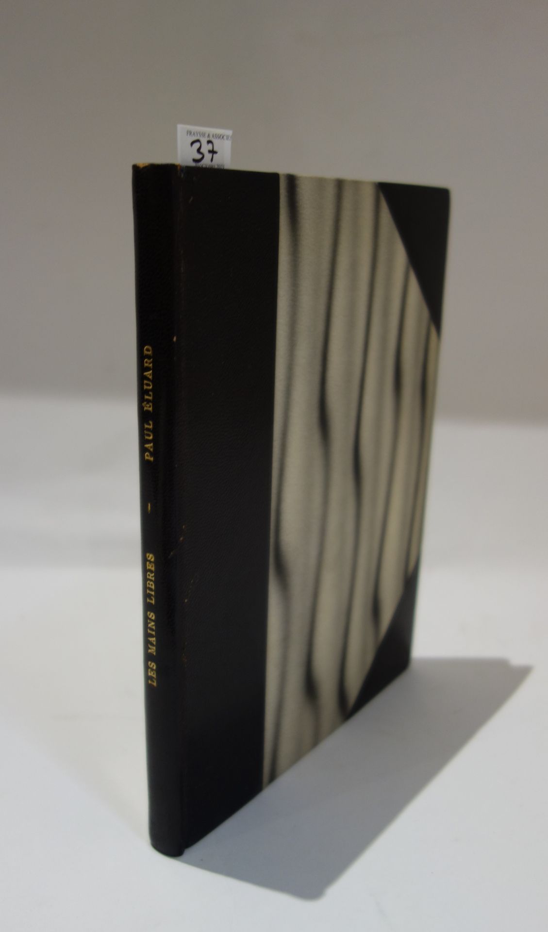 ELUARD (Paul). 自由的手。曼雷的绘画作品。巴黎，Gallimard，1947年，8开本，黑色半筒，带角，光滑的书脊，头部镀金，封面和书脊保留。特卡&hellip;