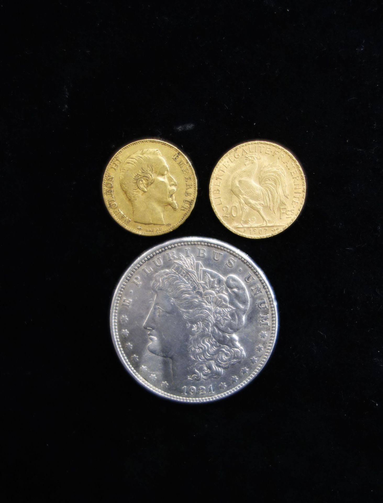 Null Lot:
Due monete d'oro 20 F. Anni 1855 e 1907.
Peso: 12,86 g
1 US $ moneta d&hellip;
