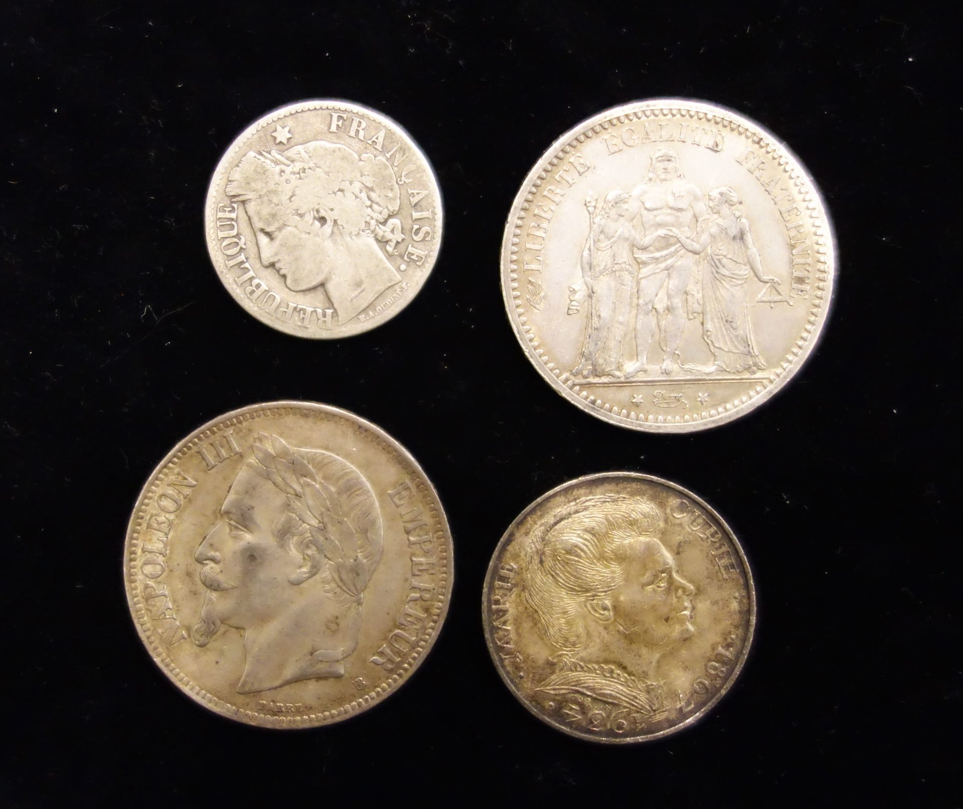 Null Vier Silbermünzen aus dem 19. Jahrhundert: darunter 5 Francs 1870 - 5 Franc&hellip;