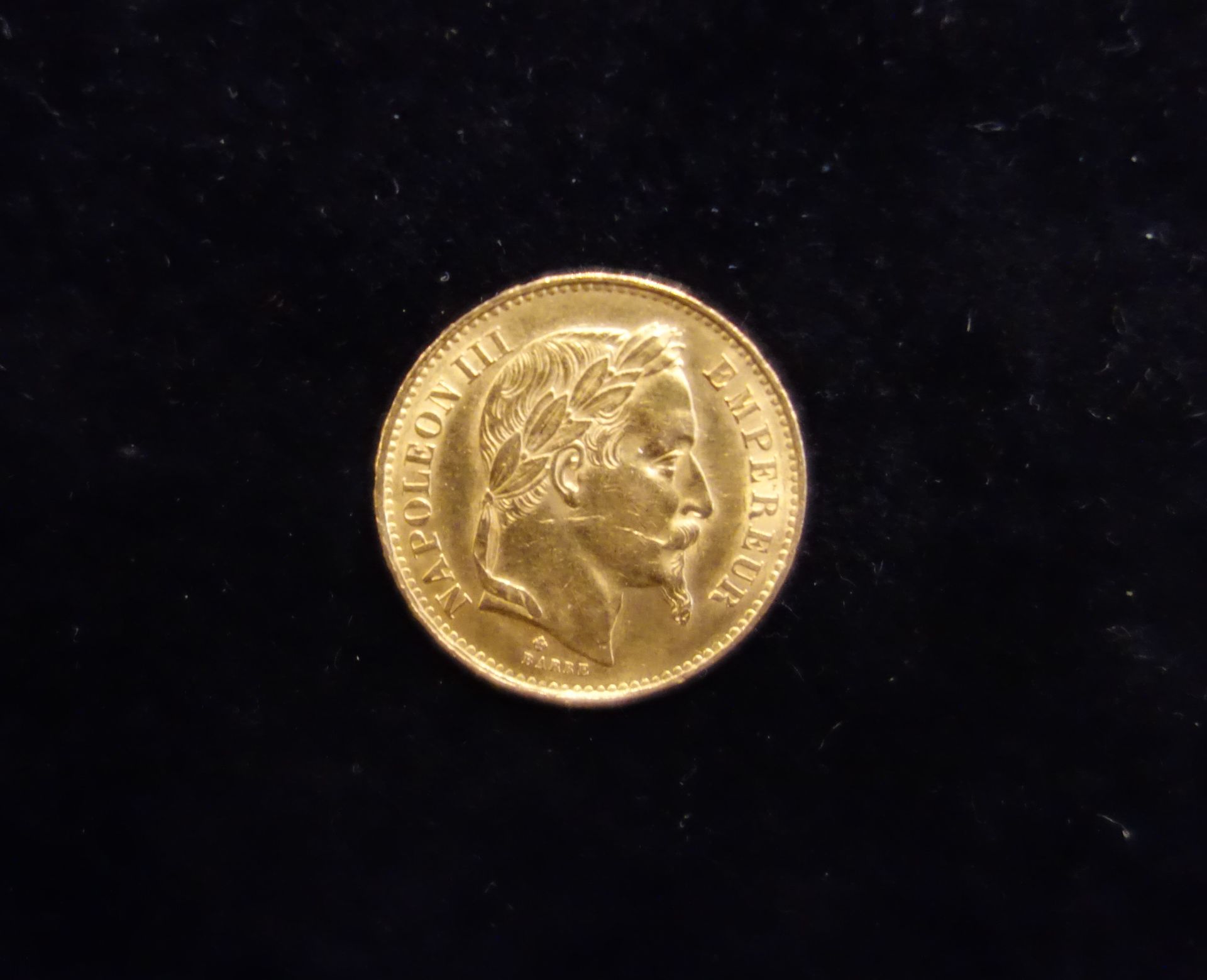 Null 20-Franc-Goldmünze, 1870. Kratzer.
Gewicht: 6,4 g