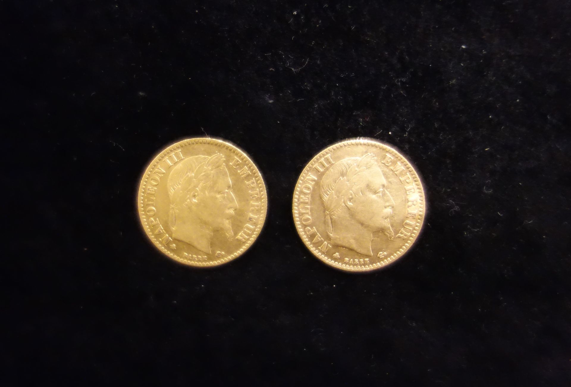 Null Zwei 10-F-Goldmünzen.
Gewicht: 6,4 g