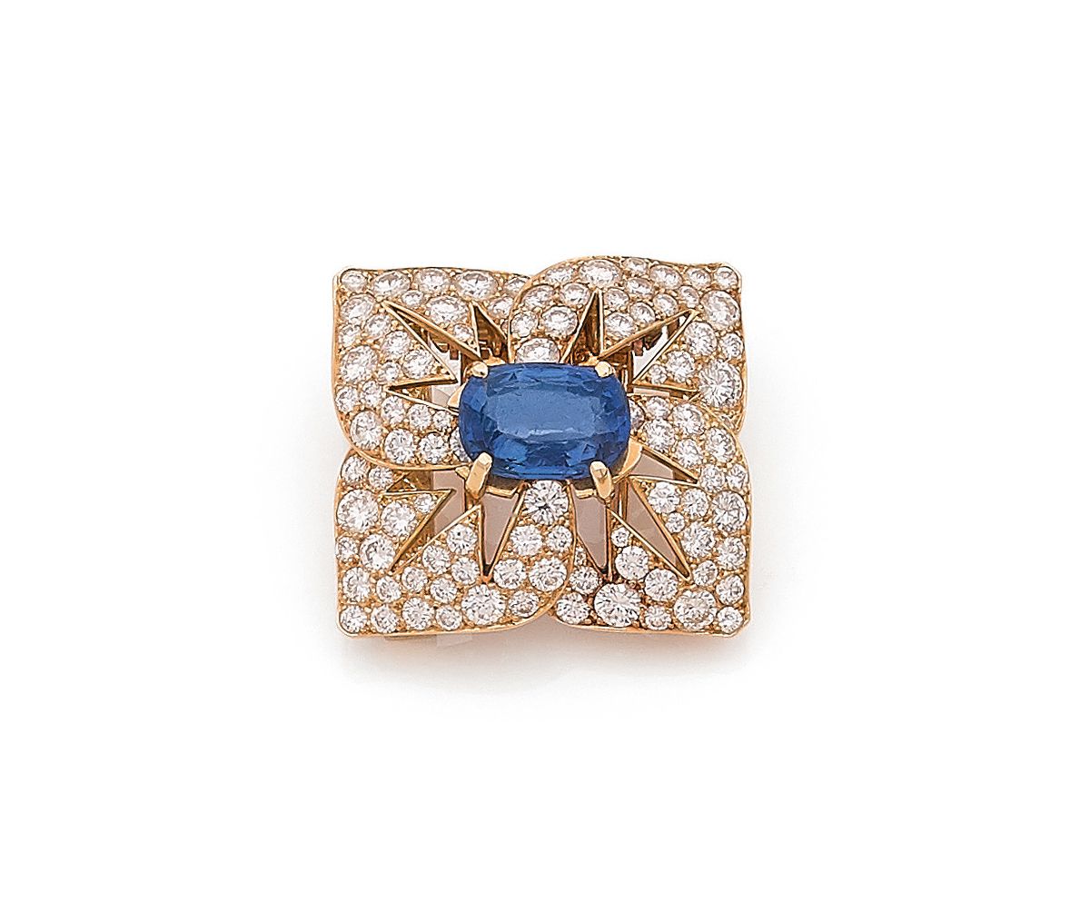 Null 18K（750‰）黄金方形胸针，造型为花朵，以椭圆形蓝宝石为中心，镂空花瓣镶嵌明亮式切割钻石（已添加两个流苏）。
签名（装裱）CARTIER。
蓝宝石&hellip;