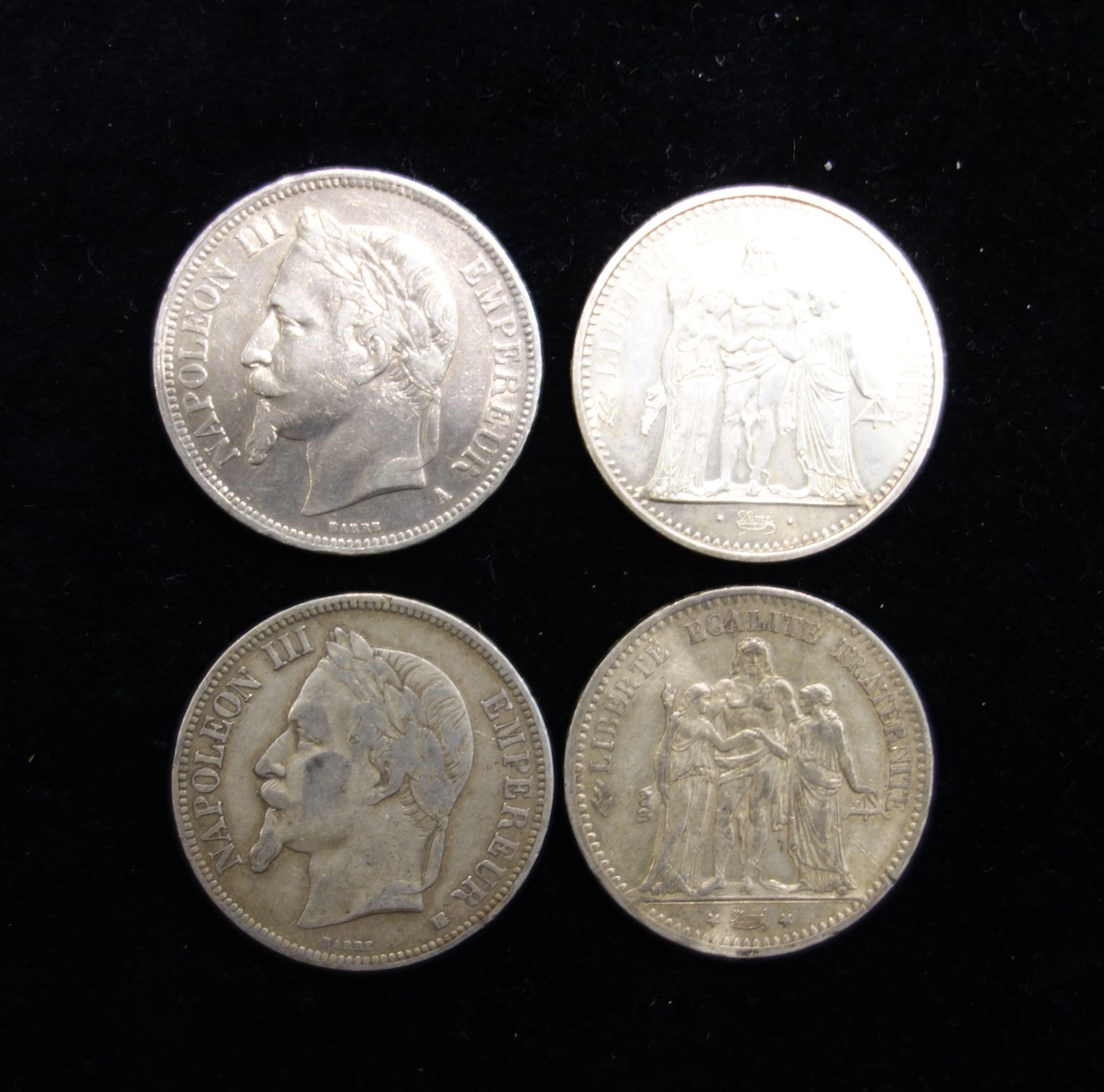 Null Quatre pièces de 5 francs argent.
Poids: 99,7 g