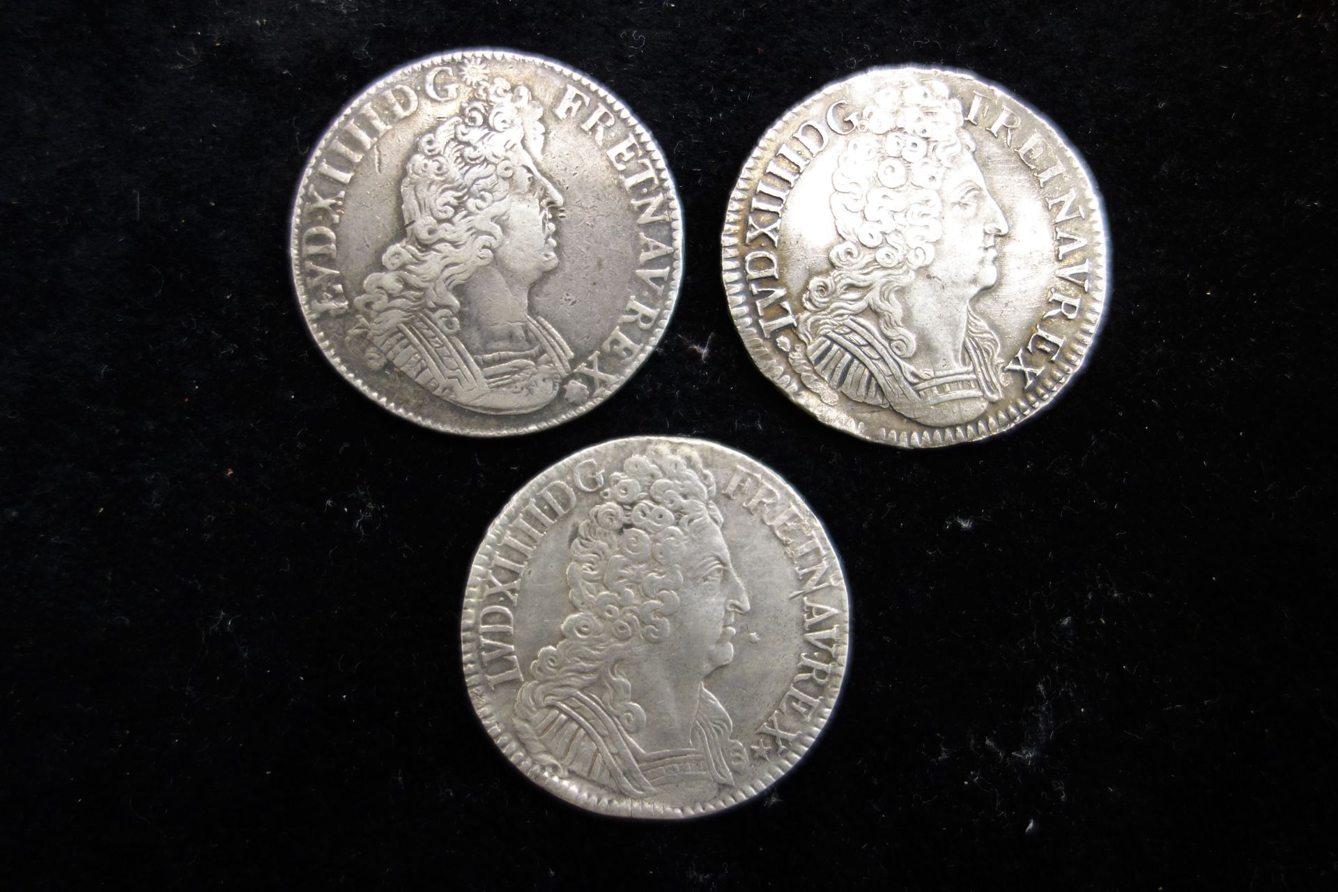 Null 
Lot de trois écus de Louis XIV au trois couronnes. Poids : 87.64 g
