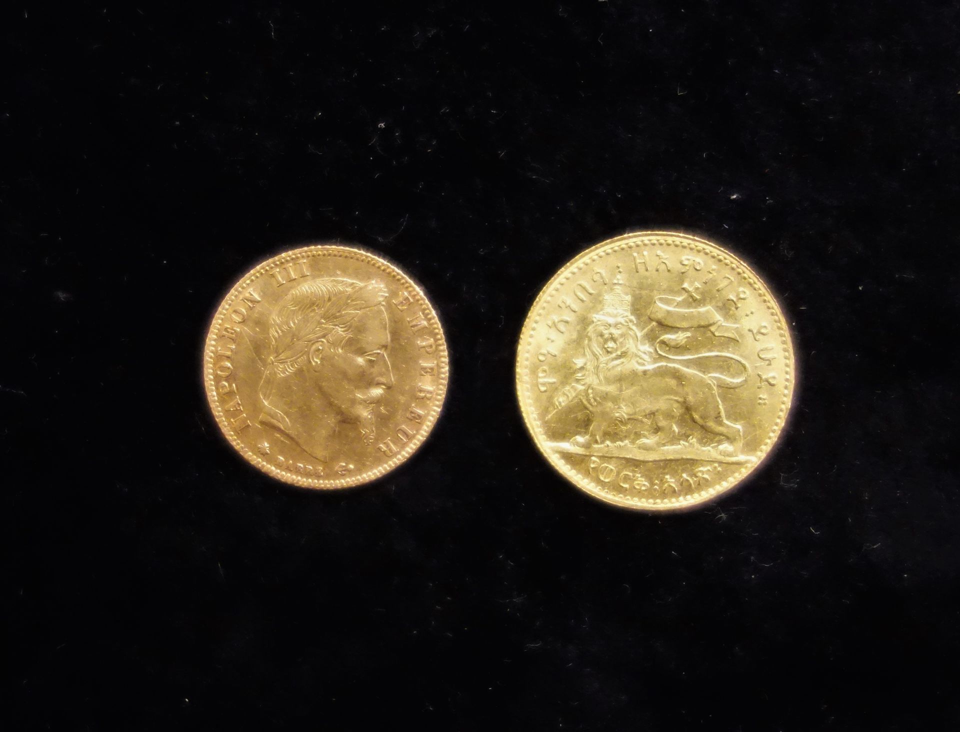 Null Una moneda de oro de 5 F y una moneda Ailè Selassié.
Peso: 4,45 g