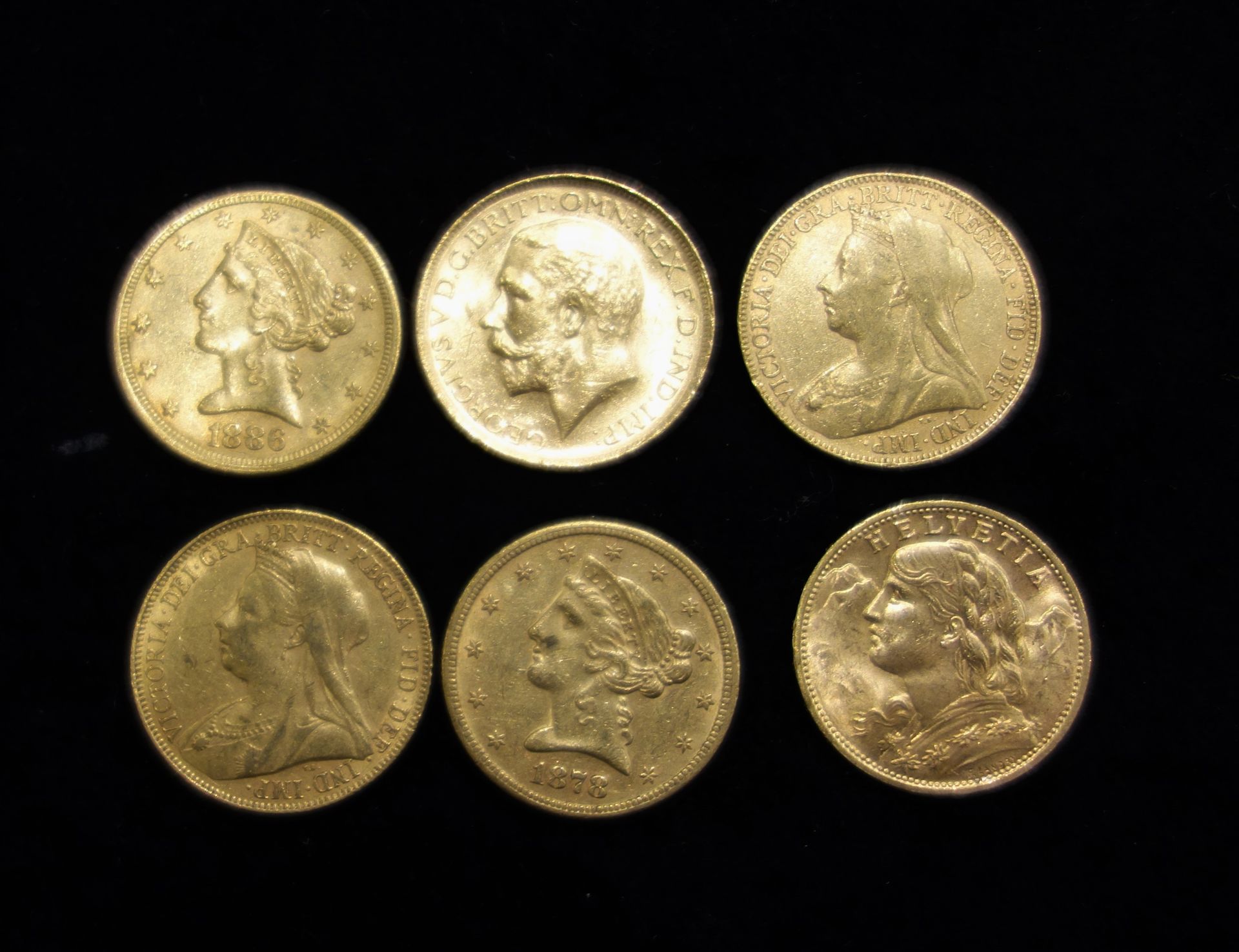Null Lot comprenant trois souverains, une pièce de 20 Francs Suisse et deux pièc&hellip;