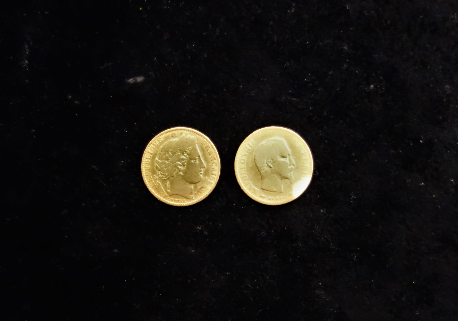 Null Due monete d'oro da 10 franchi, 1851 e 1856.
Peso: 6,3 g