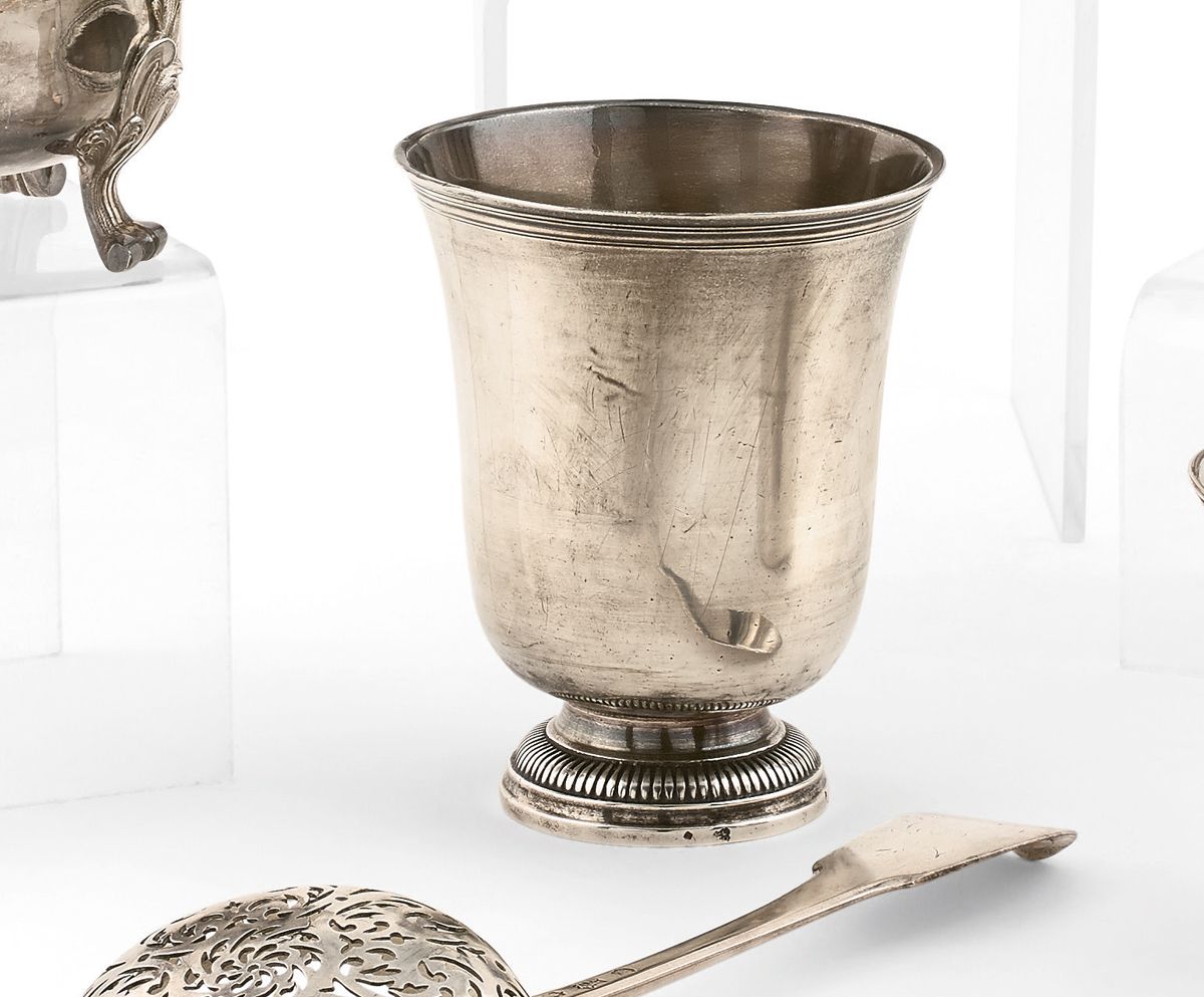 Null 银质郁金香酒杯，立于带伽德罗模子的基座上，基座边缘刻有D.C.H.P.
金匠大师的标记Claude CHARVET，1728年收到。
巴黎，1749-&hellip;