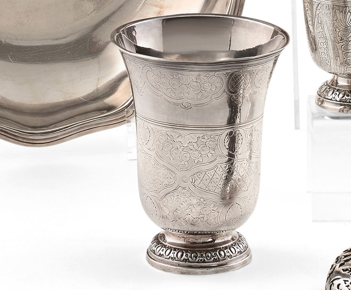 Null Silver tulip tumbler, standing on a pedestal with oval mouldings; chased wi&hellip;
