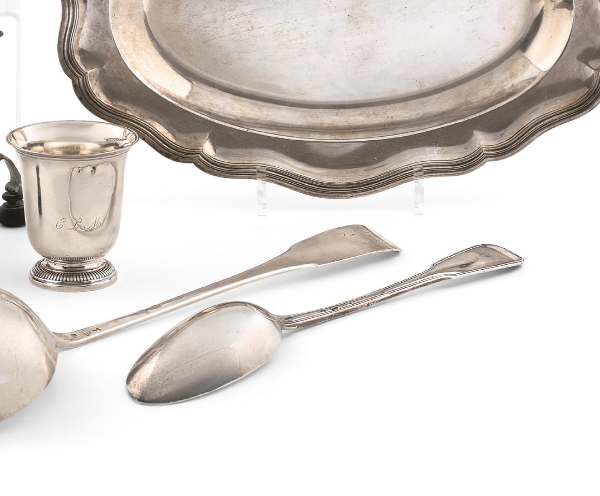Null 银质炖勺，带鱼鳞的模型。
无法看清的金匠印记。
巴黎，1776-1777。
长度：32厘米-重量：190克。
出处：
马丁拍卖会，凡尔赛，1970年1&hellip;