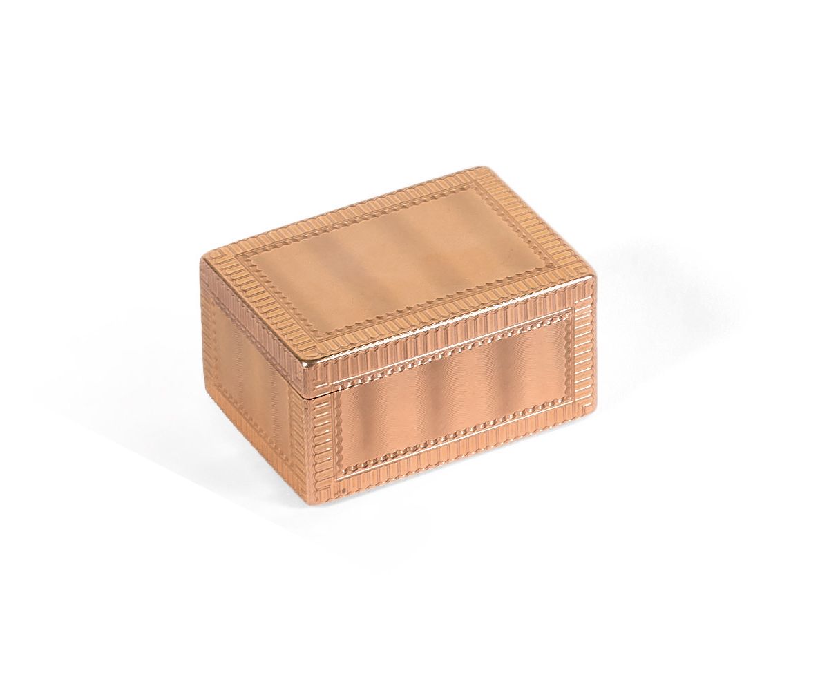 Null 长方形的黄金鼻烟盒，有波浪的玑镂装饰，框架上凿有凹槽。
金匠大师Jean-Charles GORDIERE的标记，1747年获得。
巴黎，1765-1&hellip;