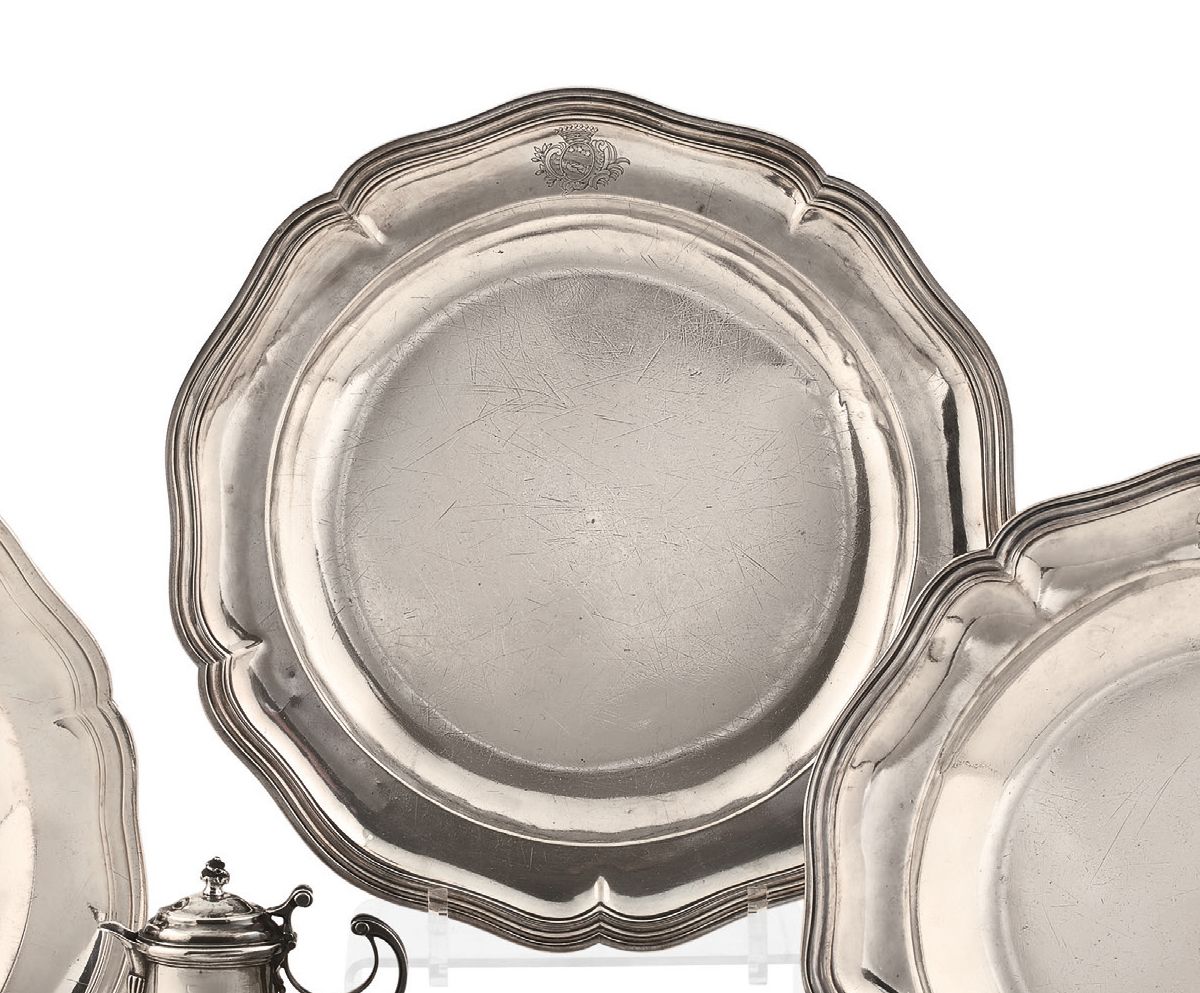 Null Round silver dish, with contours and mouldings of nets, engraved with a coa&hellip;