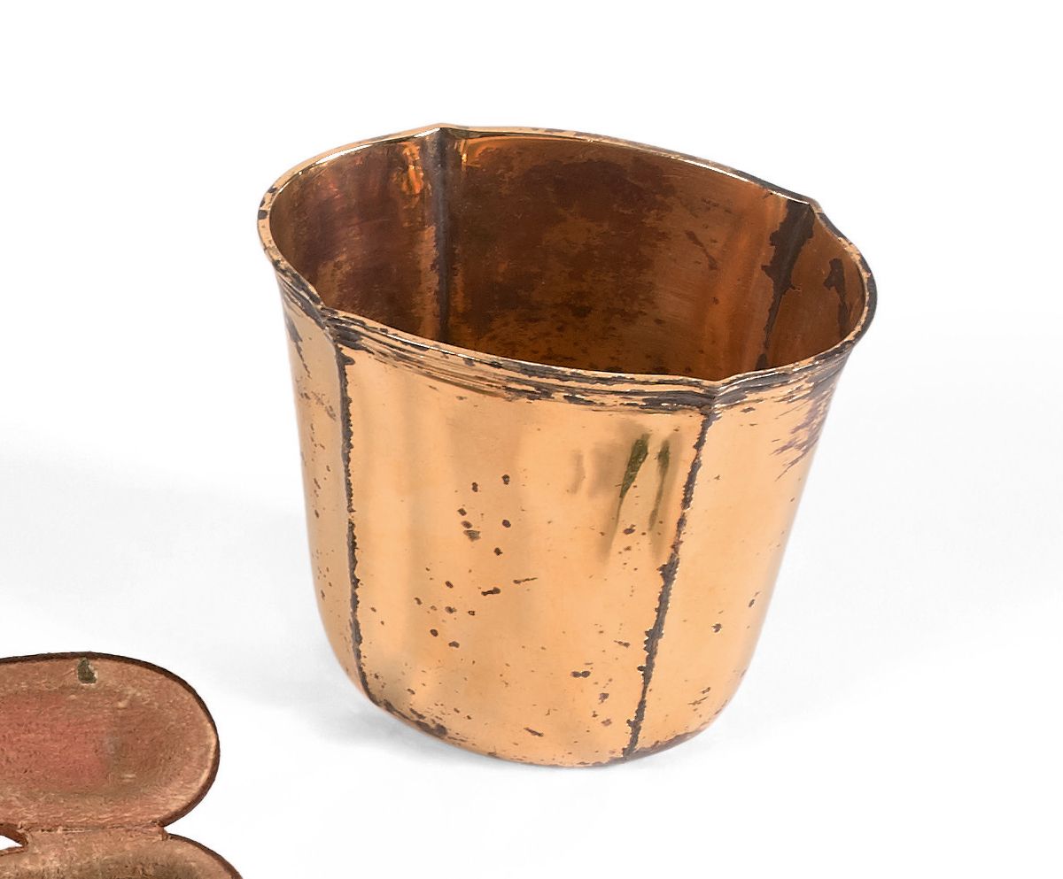 Null 一个平底的椭圆形鎏金镀金水壶，有夹层。不完整的金匠印记，归属于Jean Henri OERTEL，1749年收到。
Strasbourg，1758。
&hellip;