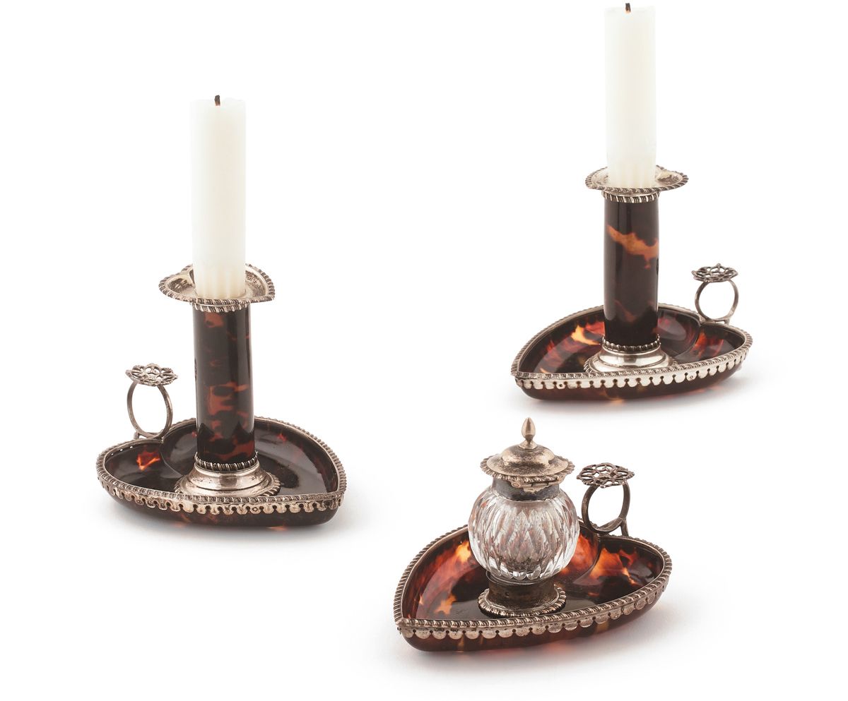 Null Ein Paar Kerzenhalter und ein Kammertintenfass aus Silber und Schildpatt in&hellip;