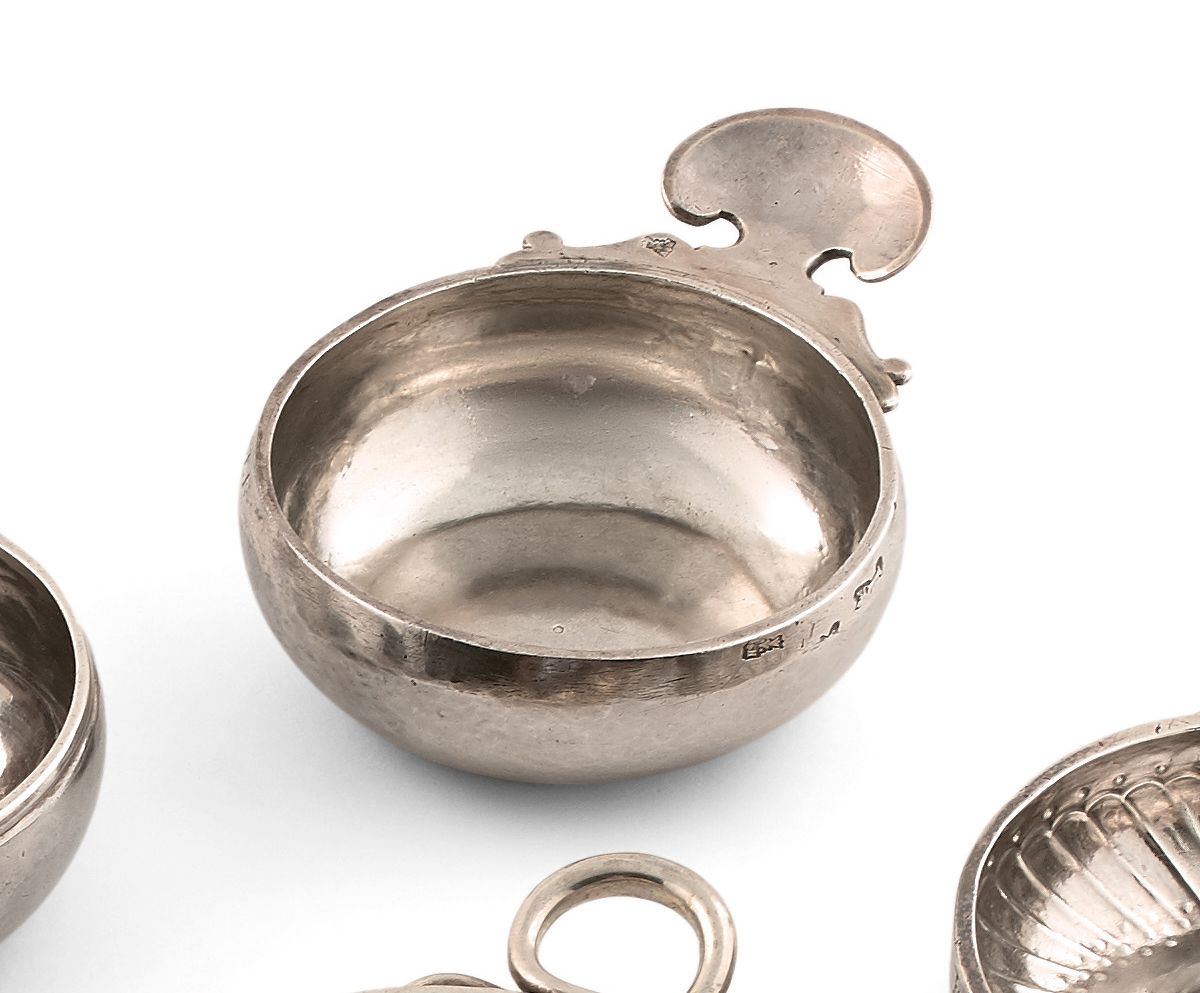 Null 银质酒杯，手柄上有环和切割的拇指托。
金饰大师Antoine HAUDRY的印记，1718年收到。
巴黎，1725-1726。
直径：8.6厘米 - &hellip;