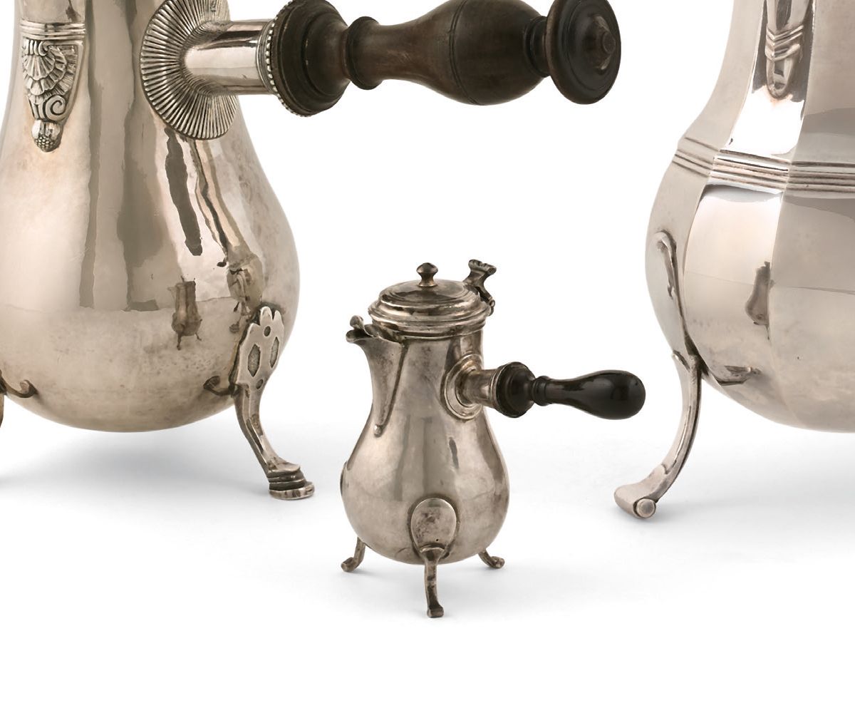 Null 一个小型的三足银制egoiste咖啡壶，呈柱状，盖子上有一个旋钮；把手是黑色的木头。
金匠大师的标记Jean-Antoine CUSSON，1778年&hellip;