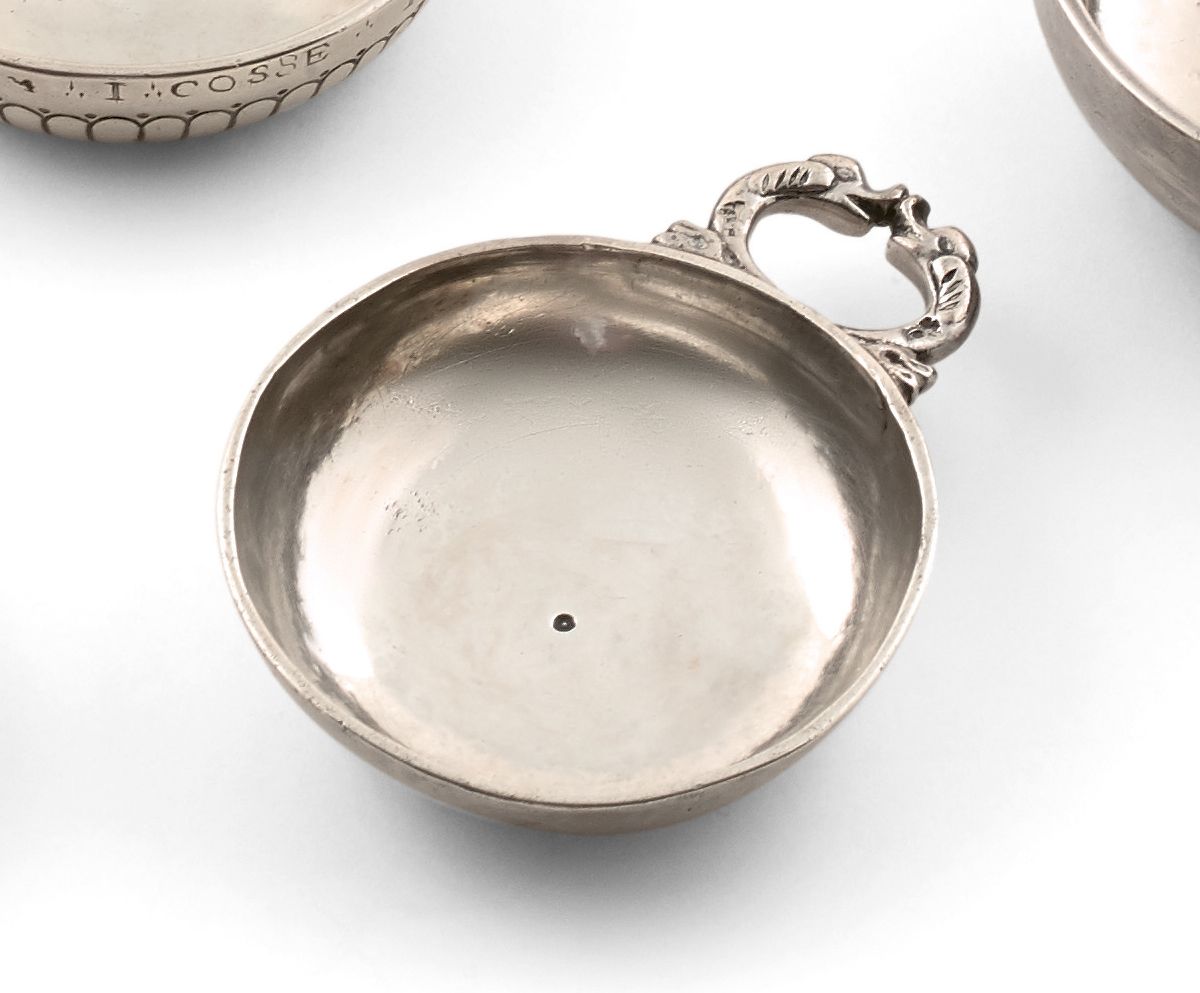 Null 银酒杯，手柄上有鸭头。
，由金匠大师Joseph II BAUDOT标记，1742年收到。
阿瓦隆，约1776年。
直径：7.9厘米 - 重量：77克
