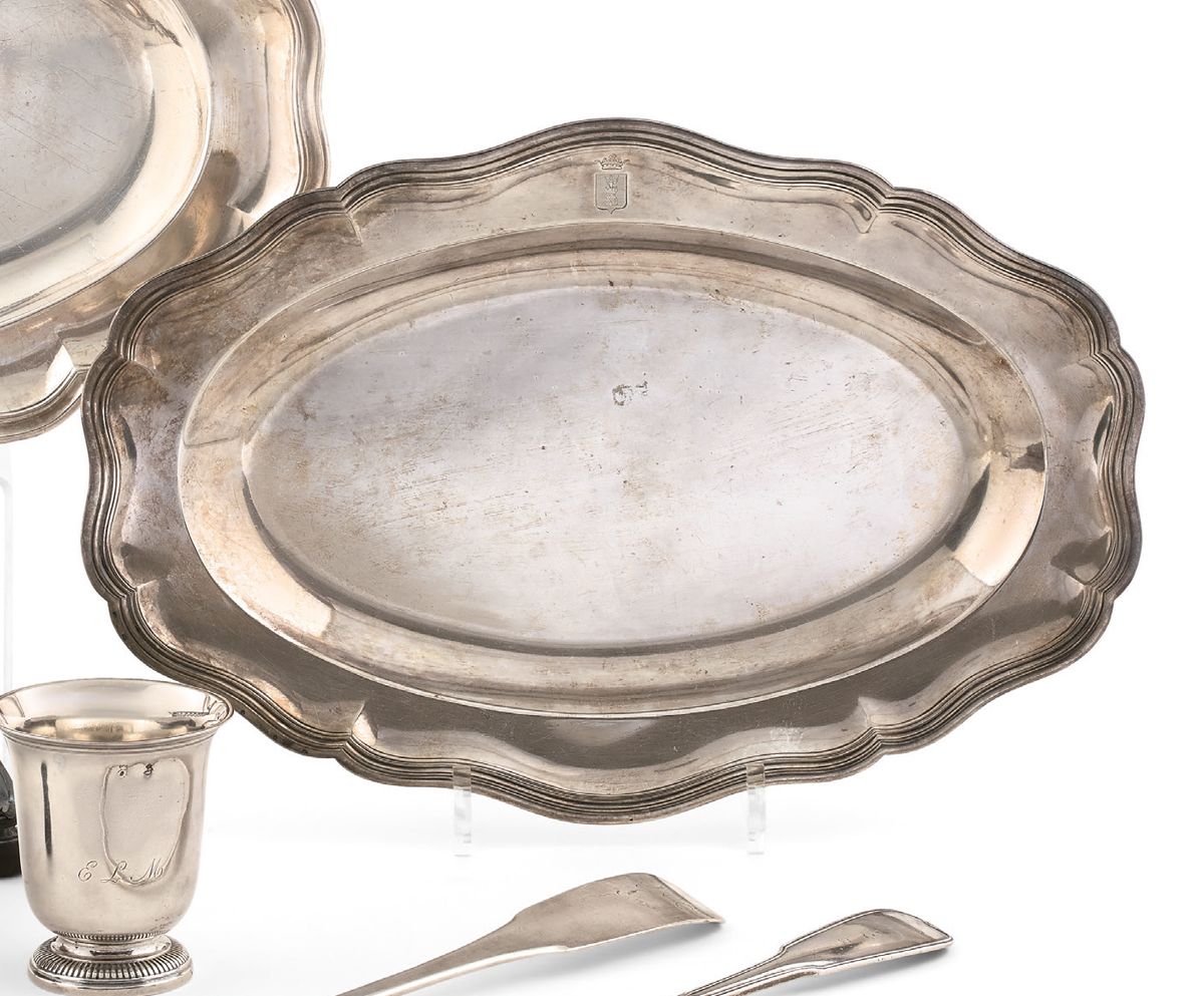 Null Piatto ovale in argento, il bordo con contorni e modanature di reti, inciso&hellip;