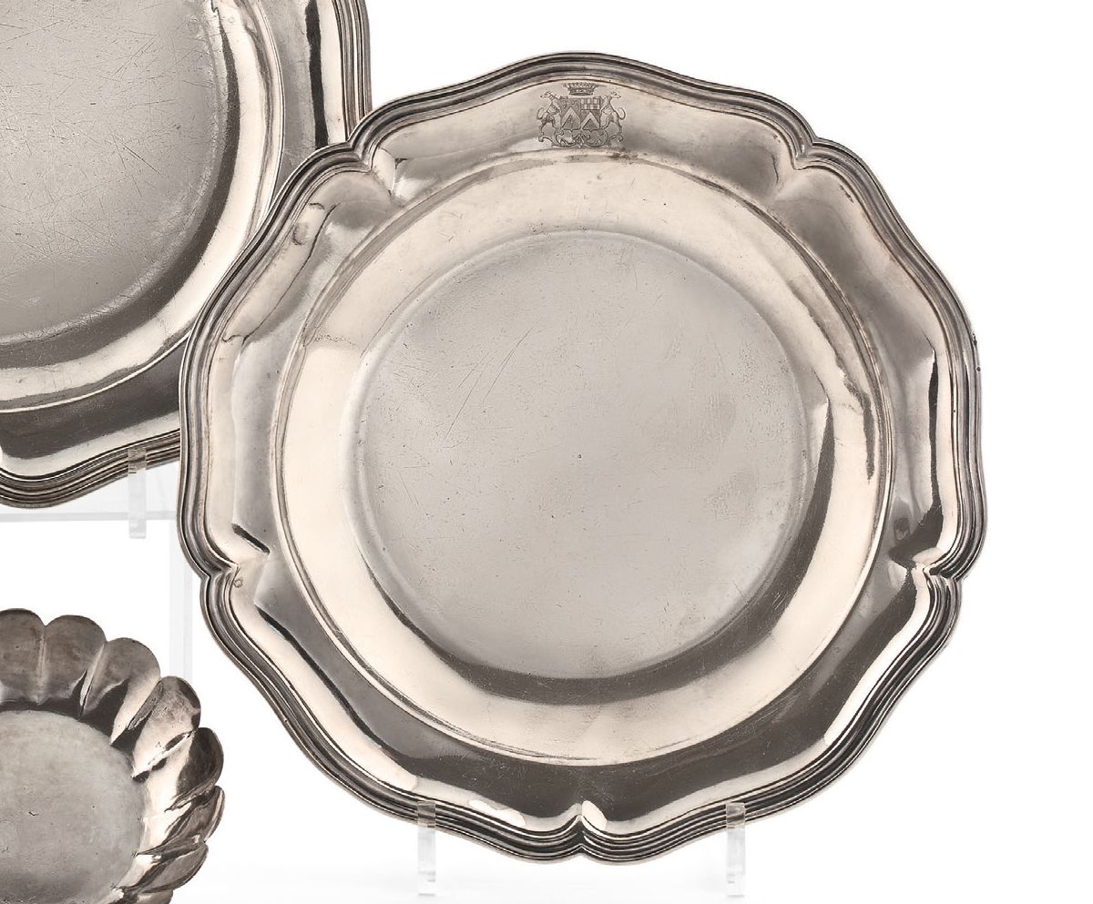 Null Piatto tondo in argento a mezza conca, con contorni e modanature a filetto,&hellip;