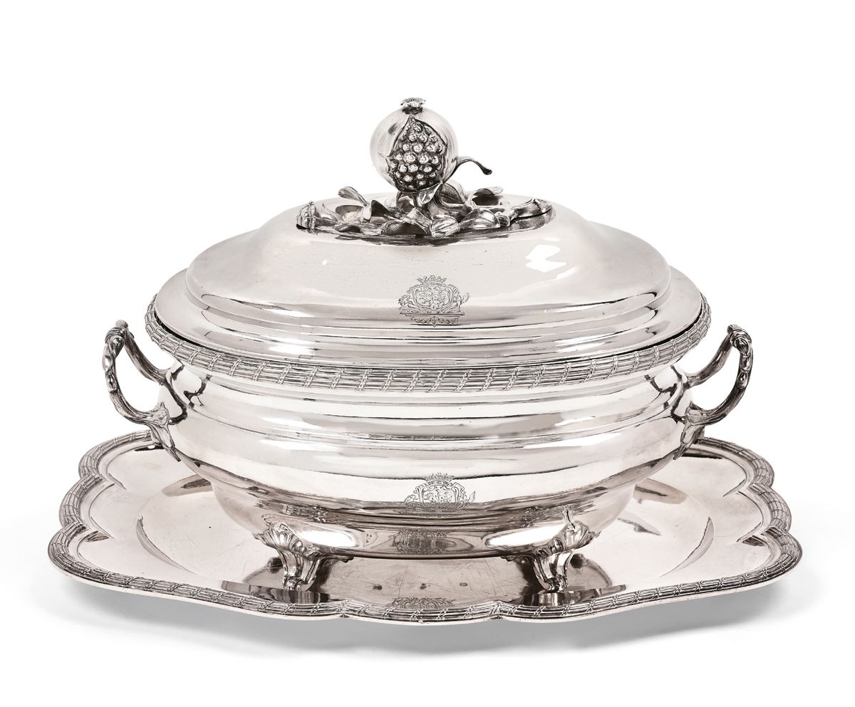 Null A silver covered tureen, its lining and its display stand, oval in shape, t&hellip;