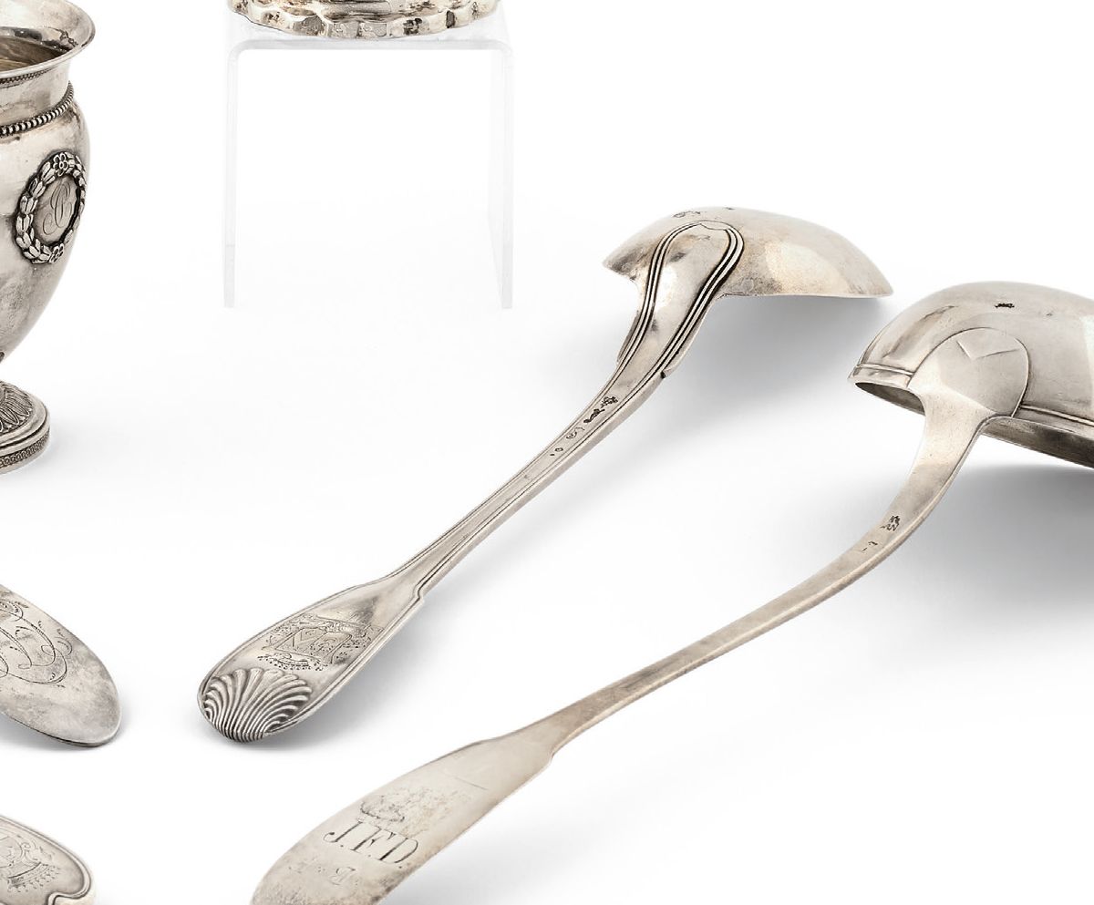 Null Silver pot spoon, model with nets and shells, engraved later with a coat of&hellip;
