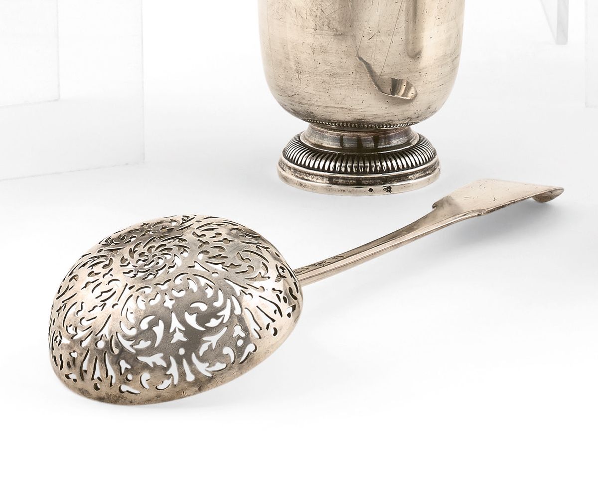 Null Silver sprinkling spoon, uni-flat model, the spoon decorated with a spiral &hellip;
