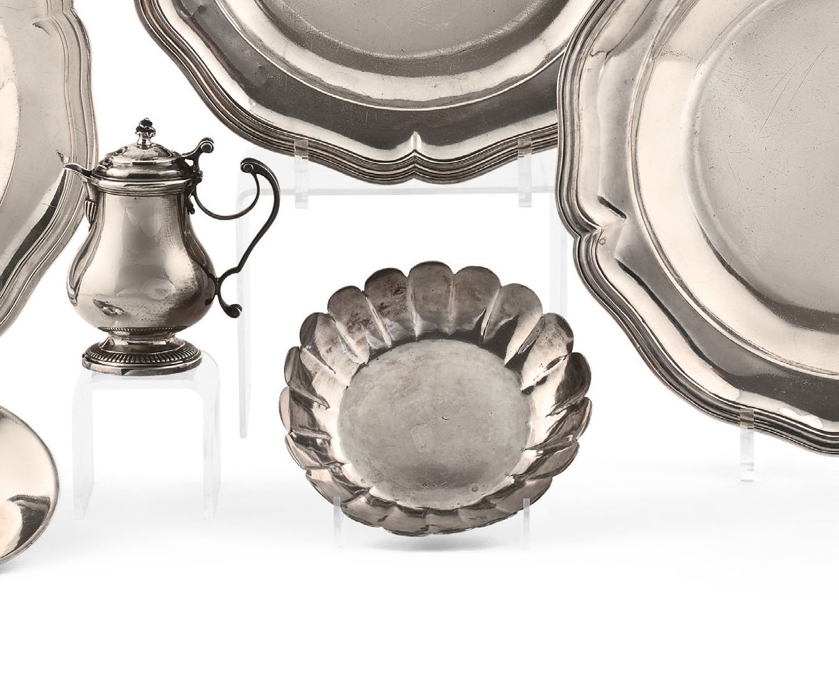 Null 圆形银碗，多棱形，底部有通道。
不明的金匠印记。
梅茨，1713-1714。
直径：13厘米 - 重量：87克
意外和修复