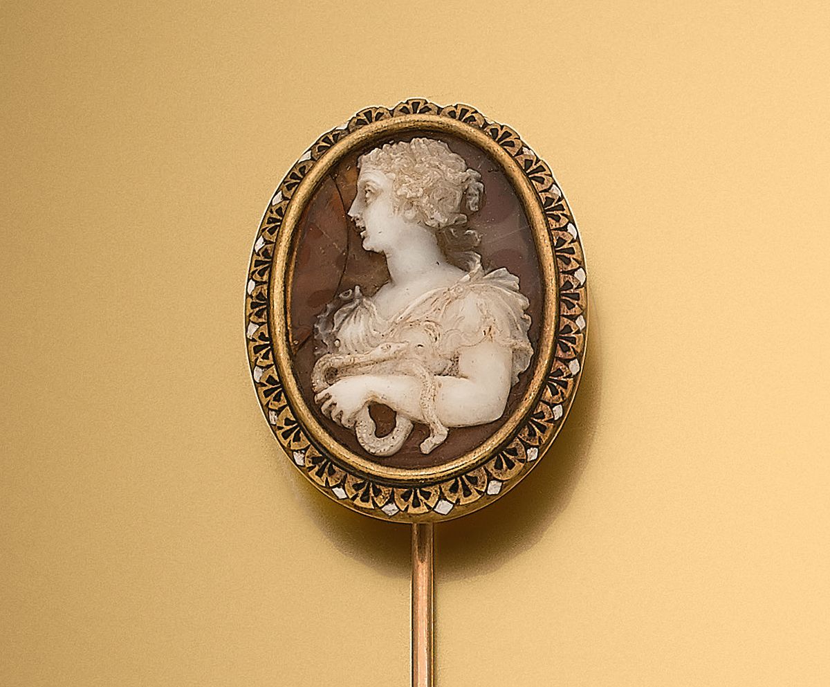 Null Gold (750‰) tie pin, adorned with an oval cameo on agate depicting
Cleopatr&hellip;