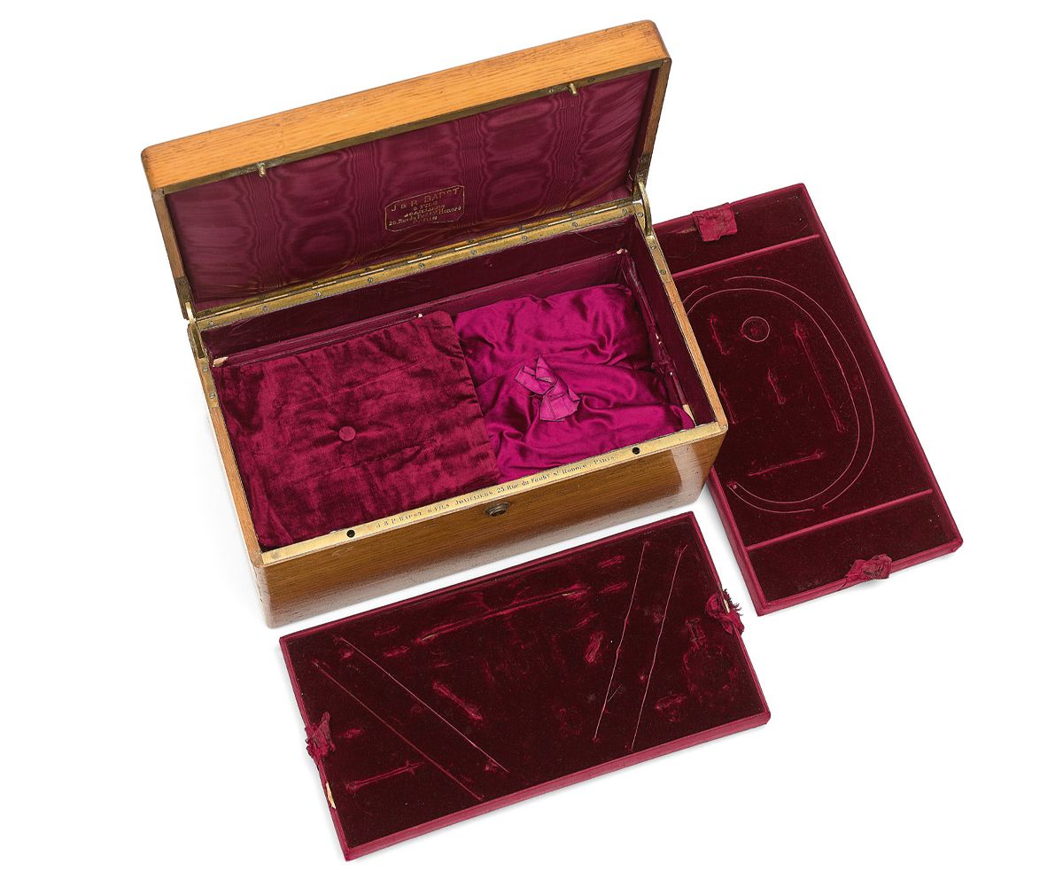 Maison BAPST 非常罕见的木制婚礼箱，用于装多个珠宝套装，分别装在六个不同大小的托盘上，可惜是空的，用丝绒和深红色丝绸包裹。
铰链盖内有Maison &hellip;