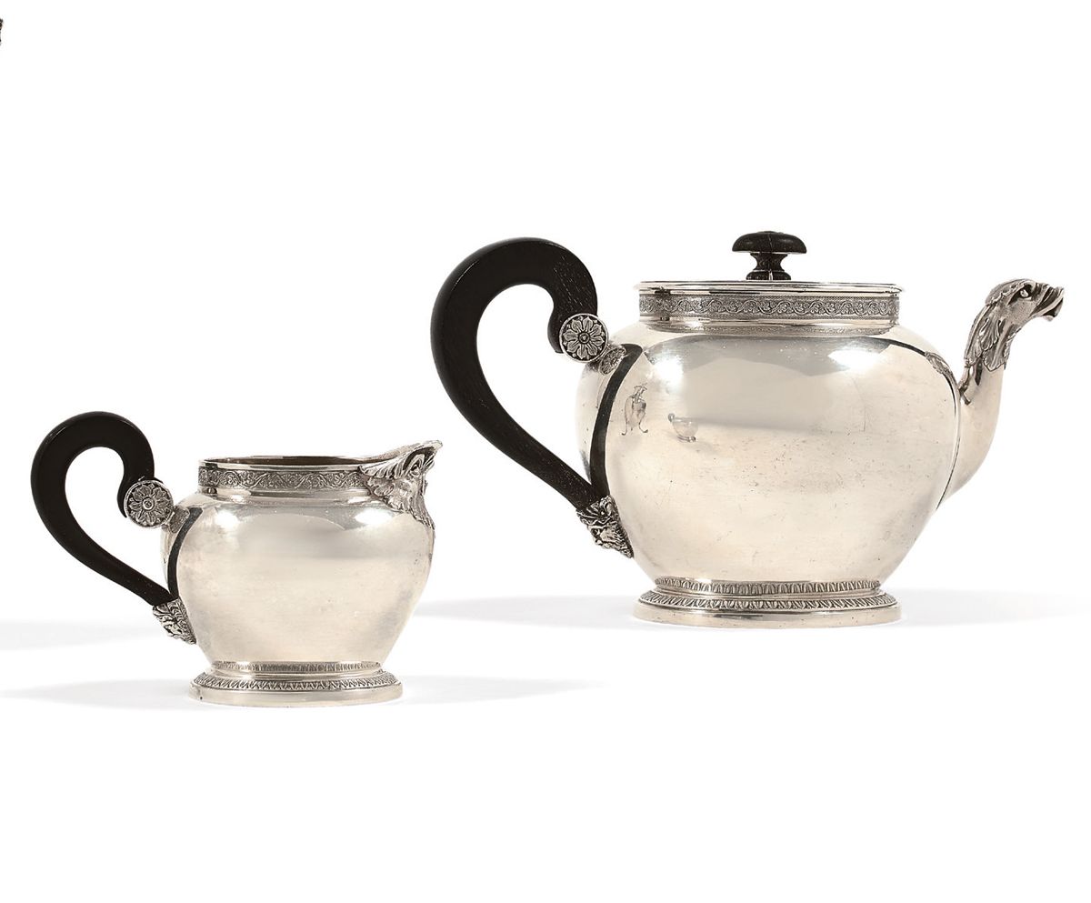 Null 一个银质茶壶和一个银质第一标题壶，装饰有潘帕斯楣和棕榈花楣。
LAPAR 金匠。
修复风格。
毛重 : 748,5 g