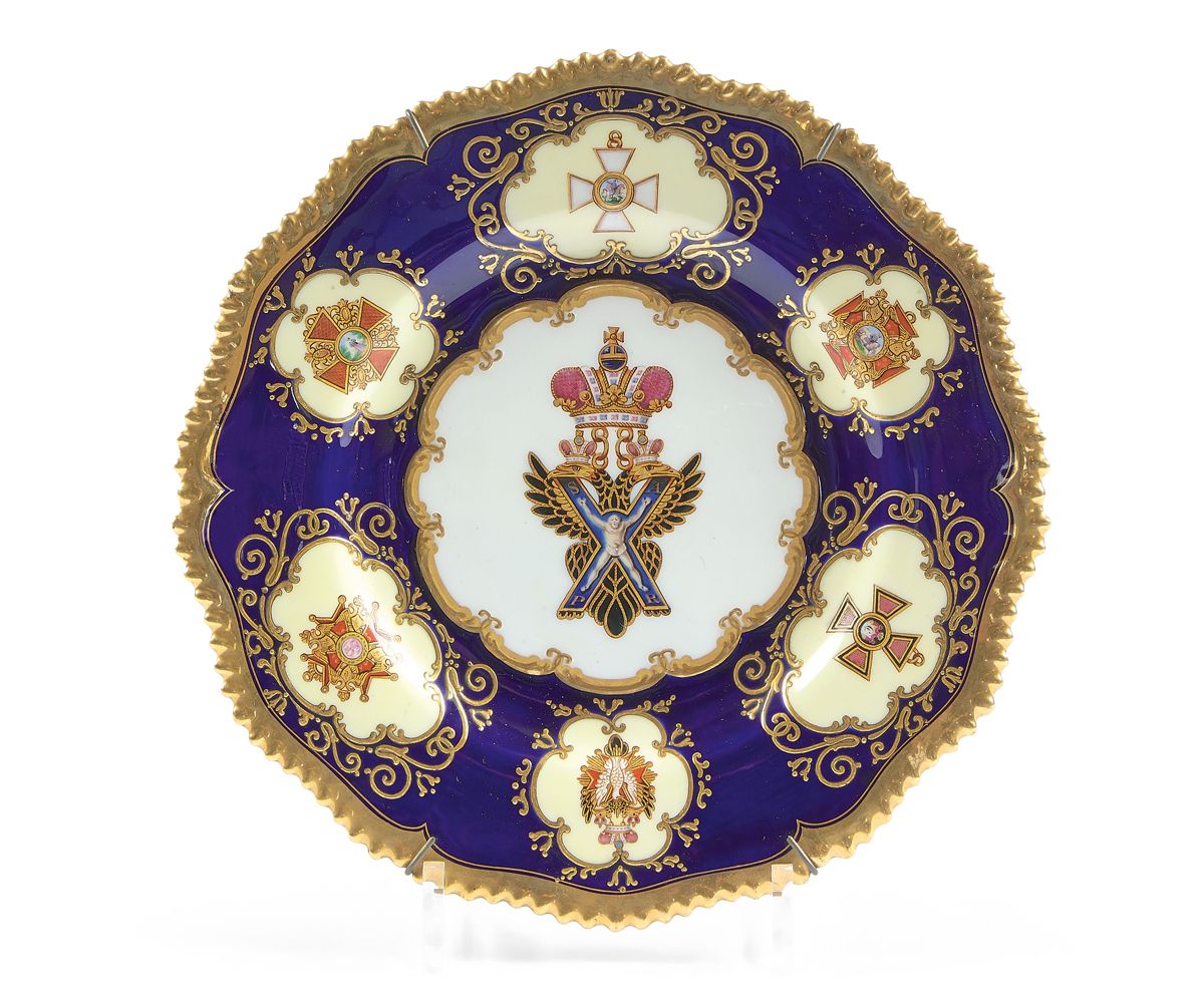Null 俄罗斯沙皇尼古拉一世的服务，由维多利亚女王在1851年赠送。
罕见的瓷盘，有镀金和裂片的边缘，深蓝色的边框在淡黄色的背景上装饰着六个储备，画着俄罗斯各&hellip;