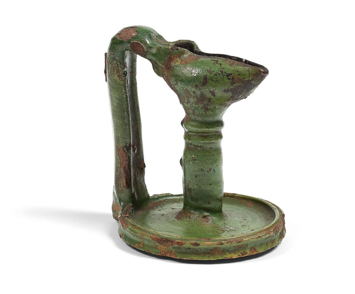 Null Lampe à huile en grès émaillé vert.
Probablement Avignon, XVIIIe siècle.
Ha&hellip;