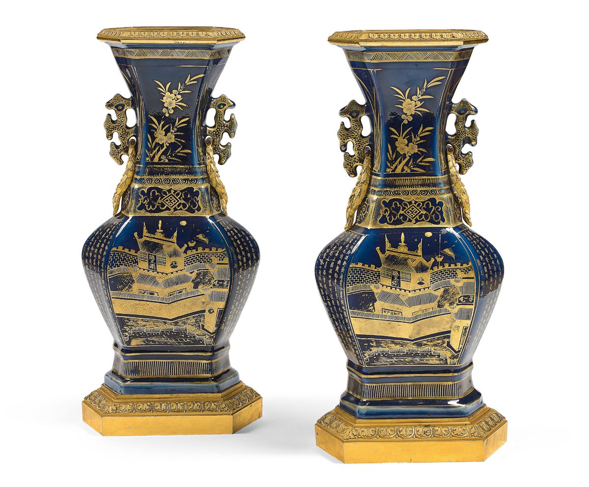 Null 
Superb pair of Chinese porcelain flat vases with flared necks, decorated i&hellip;
